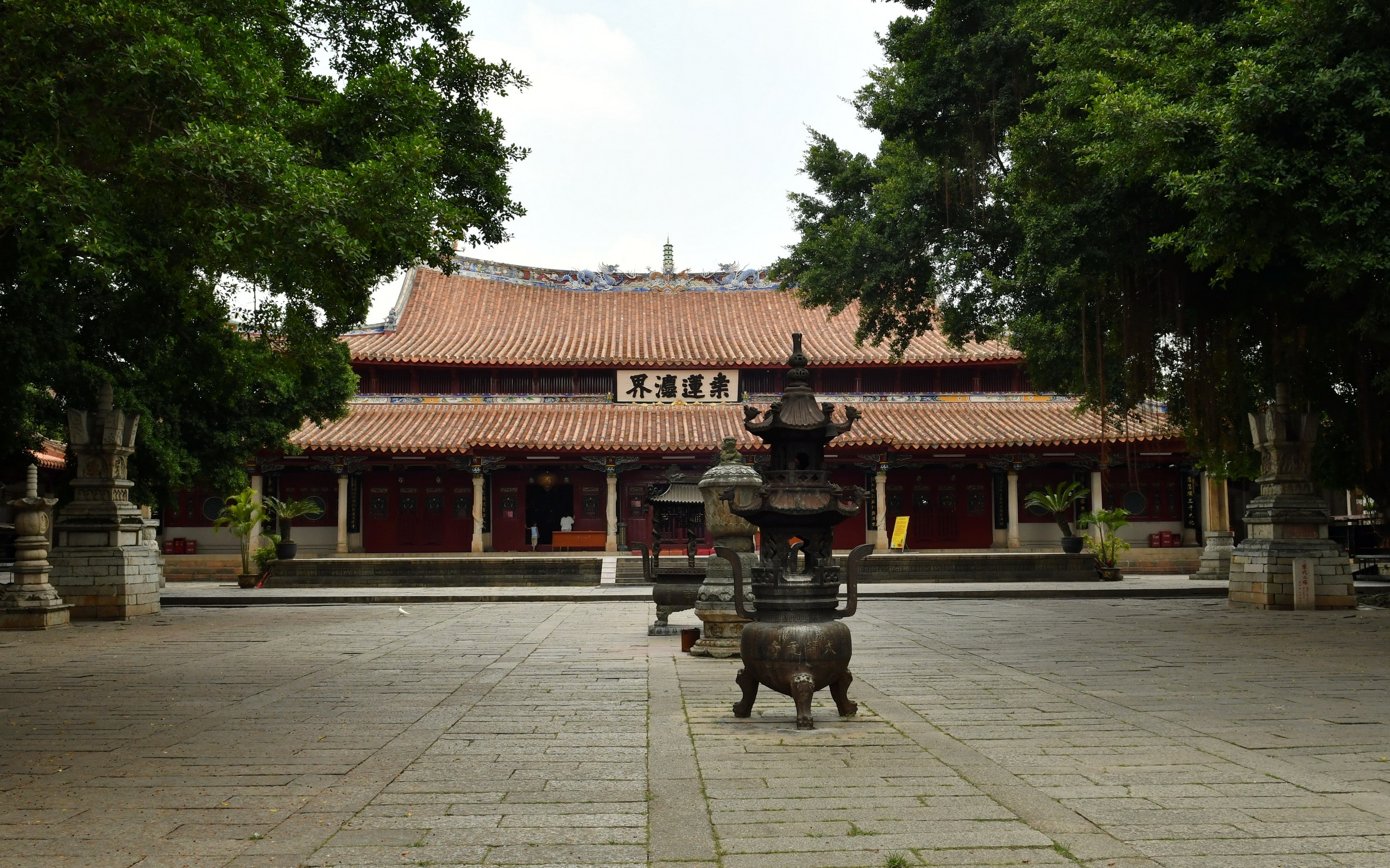 Courtyard and Hall of Mahavira at Kaiyuan Temple in Quanzhou